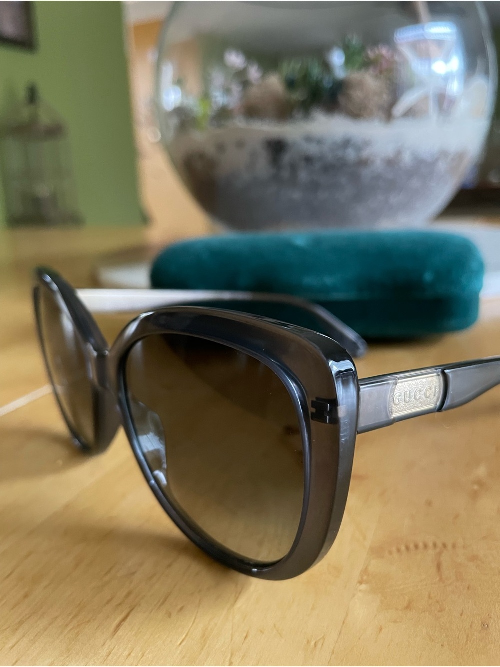 Gucci Black Oversized Women's Sunglasses - Classic UV Protection - Picture 3 of 7